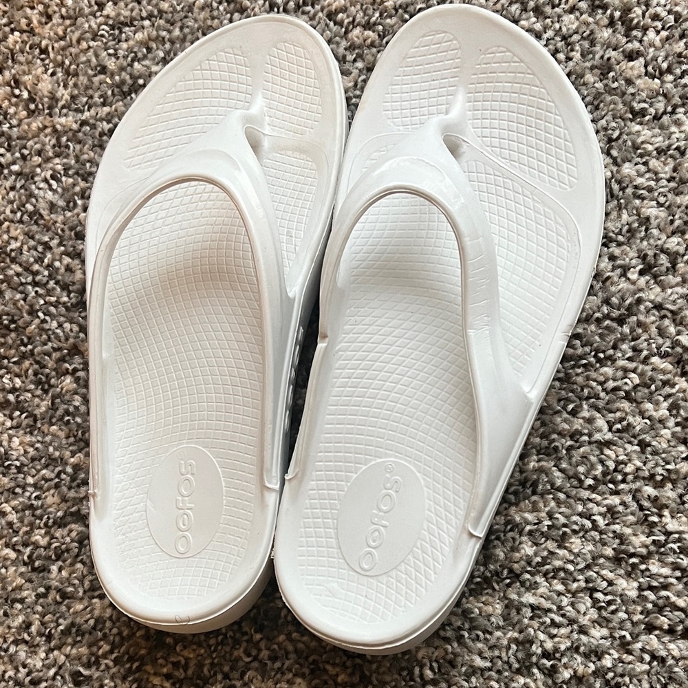 OOFOS White Women's Recovery Flip Flops - Picture 2 of 5